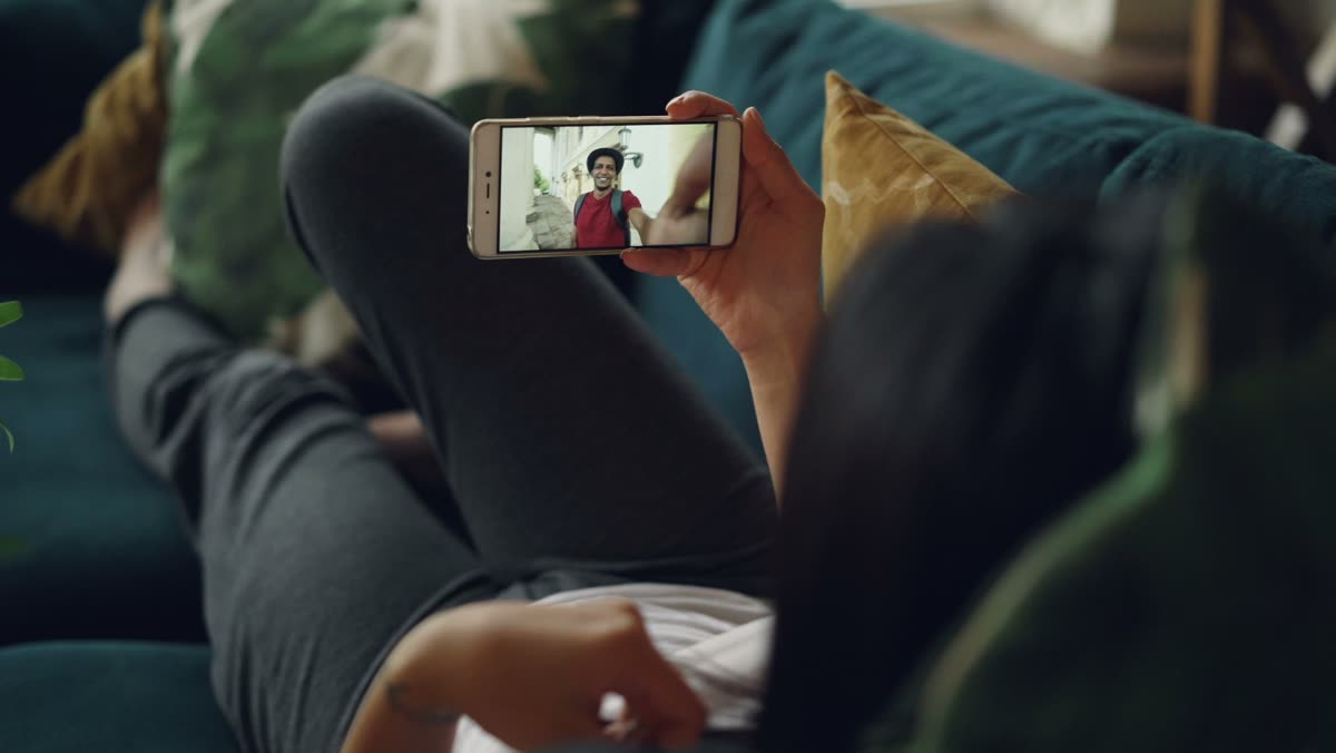 Una donna sul divano con il telefono in mano