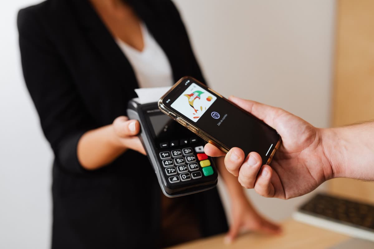 Una persona paga con lo smartphone